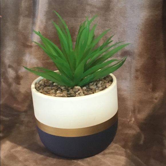 Pretty artificial Plant in vase - Picture 2 of 3